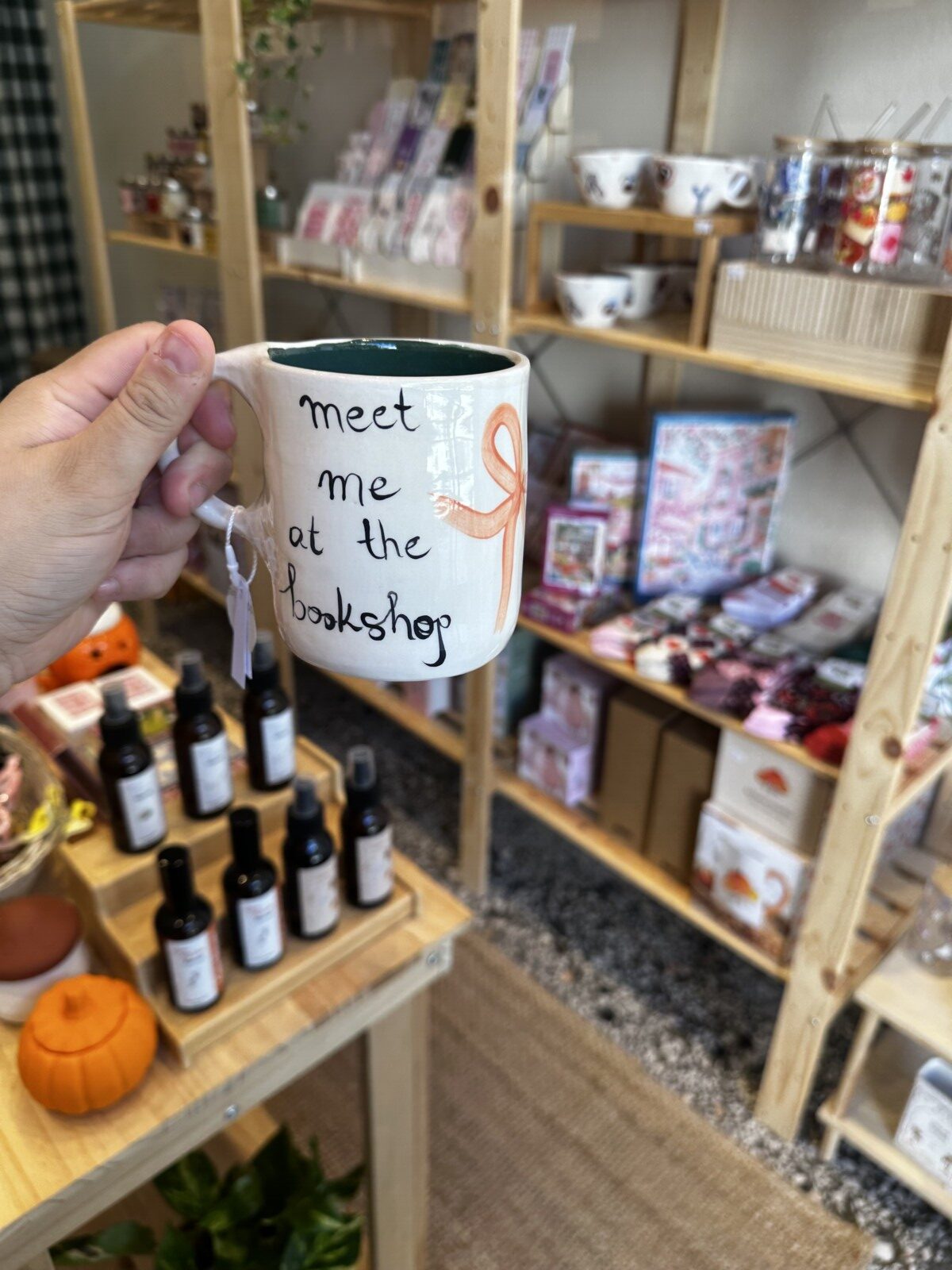 Meet Me at the Bookshop – Χειροποίητη Κεραμική Κούπα με Βιβλία | Bookish Mug